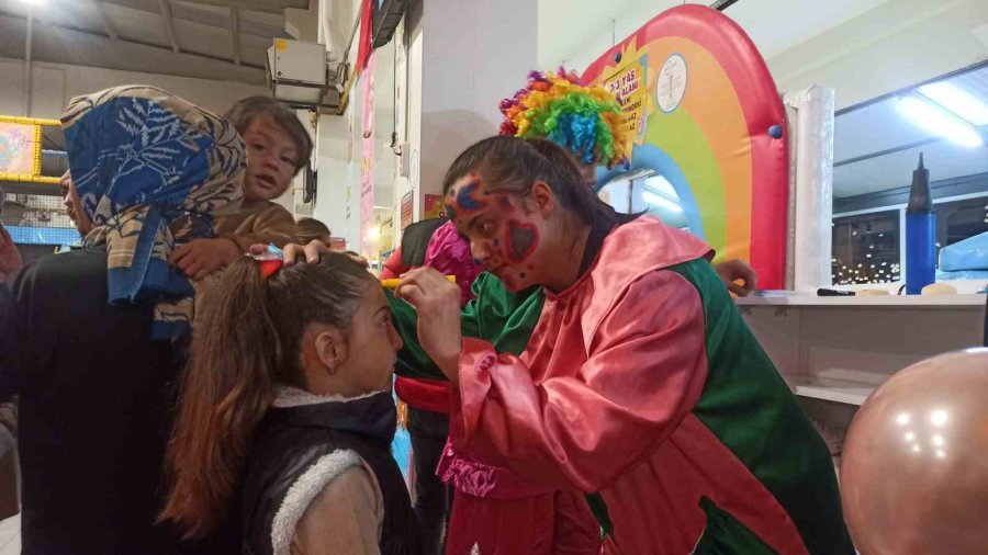 Depremzede Çocukların Yüzlerini Güldürmek İçin Çalıştılar
