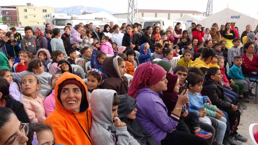 Depremzede Çocuklar Çadır Kentlerde Böyle Eğleniyor