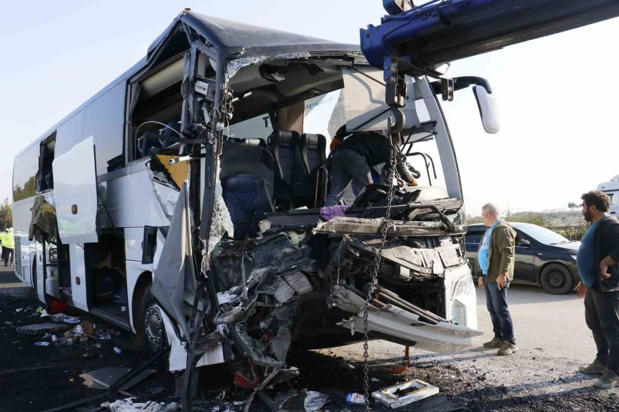 Depremzedeleri Taşıyan Otobüs Kaza Yaptı: 2 Ölü, 6 Yaralı
