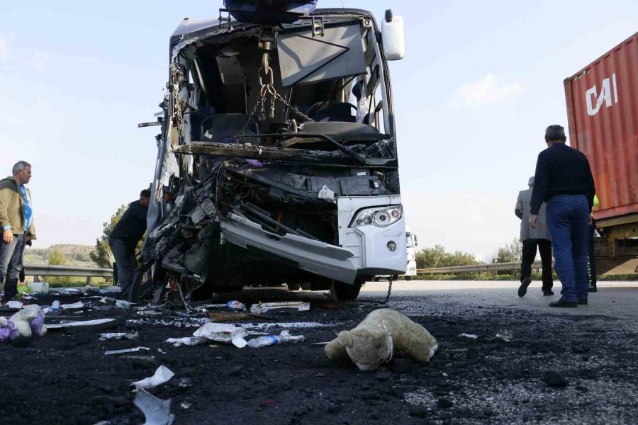 Depremzedeleri Taşıyan Otobüs Kaza Yaptı: 2 Ölü, 6 Yaralı