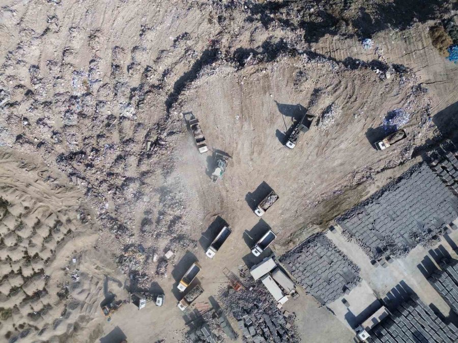 Enkaz Taşıyan Hafriyat Kamyonlarının Oluşturduğu Kuyruk Havadan Görüntülendi