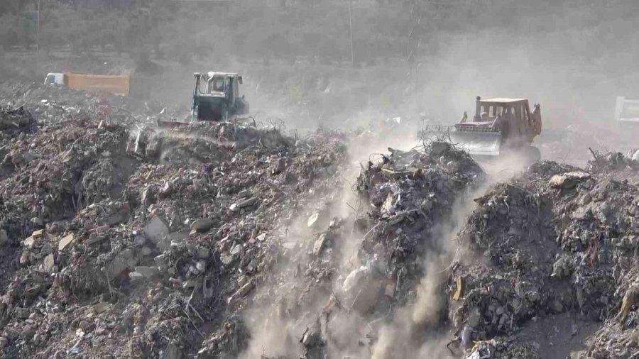 Enkaz Taşıyan Hafriyat Kamyonlarının Oluşturduğu Kuyruk Havadan Görüntülendi