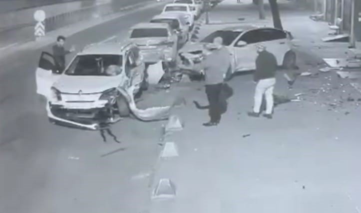 Sultangazi’de Çarptığı Aracı Kaldırıma Fırlatıp Onun Yerine Park Etti