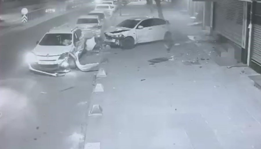 Sultangazi’de Çarptığı Aracı Kaldırıma Fırlatıp Onun Yerine Park Etti