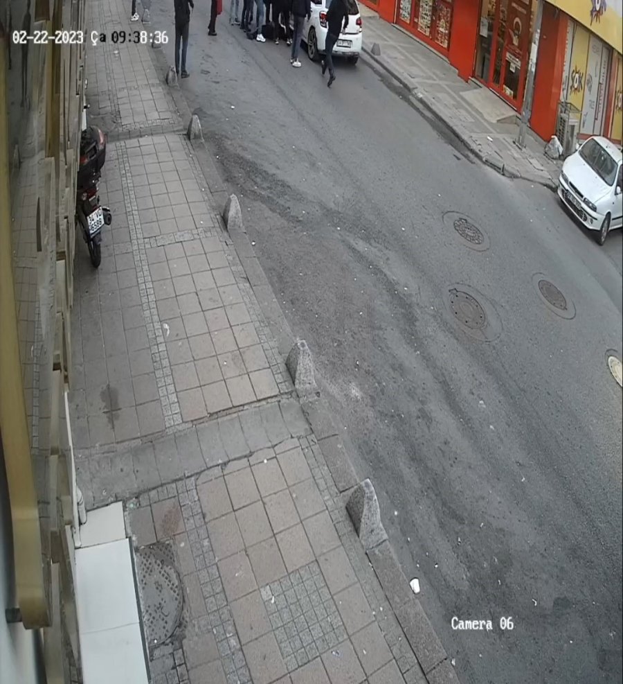 Geri Geri Giderken Yolun Karşısına Geçmeye Çalışan Kadına Çarptı