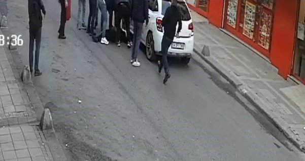 Geri Geri Giderken Yolun Karşısına Geçmeye Çalışan Kadına Çarptı