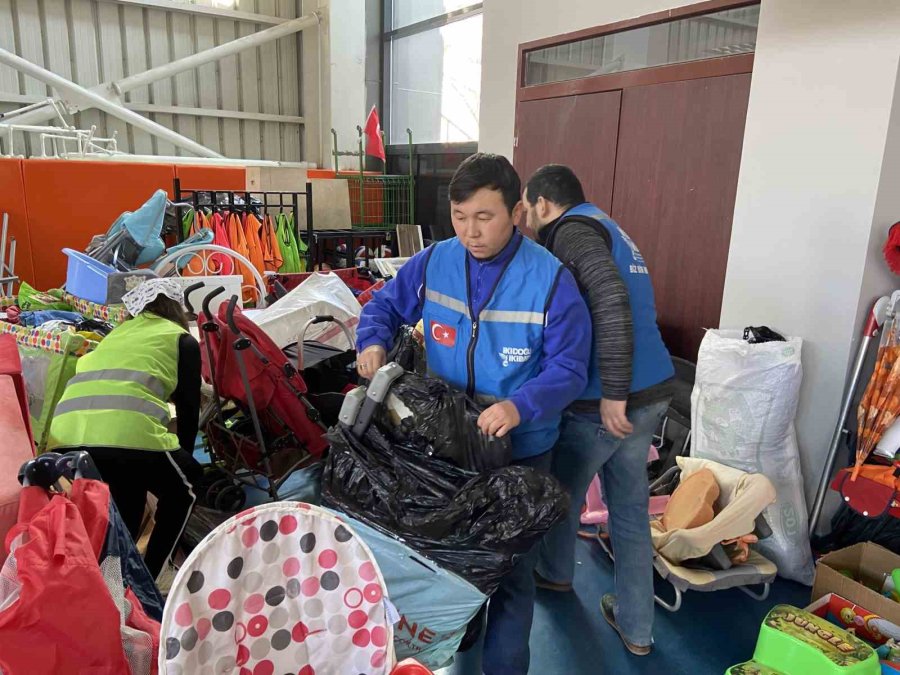 Farklı Ülkelerden Eğitim İçin Geldikleri Konya’da Depremzedeler İçin El Eleler