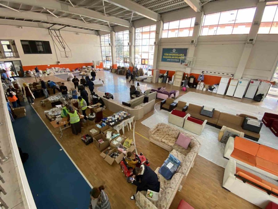 Farklı Ülkelerden Eğitim İçin Geldikleri Konya’da Depremzedeler İçin El Eleler