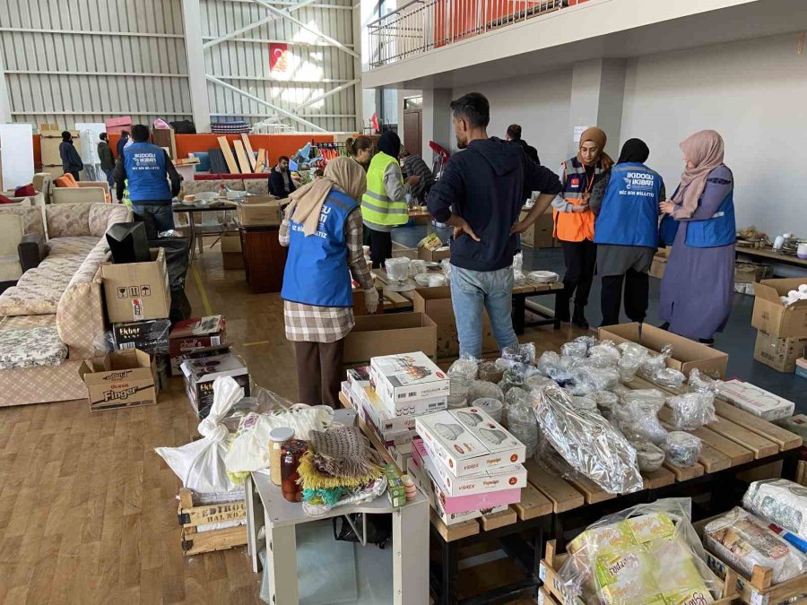 Farklı Ülkelerden Eğitim İçin Geldikleri Konya’da Depremzedeler İçin El Eleler