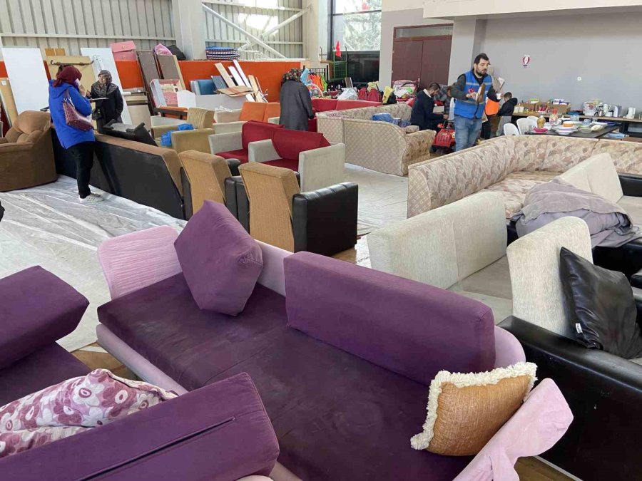 Farklı Ülkelerden Eğitim İçin Geldikleri Konya’da Depremzedeler İçin El Eleler