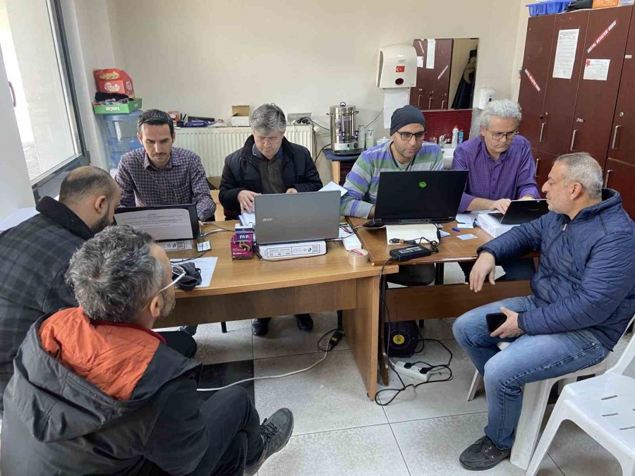 Farklı Ülkelerden Eğitim İçin Geldikleri Konya’da Depremzedeler İçin El Eleler