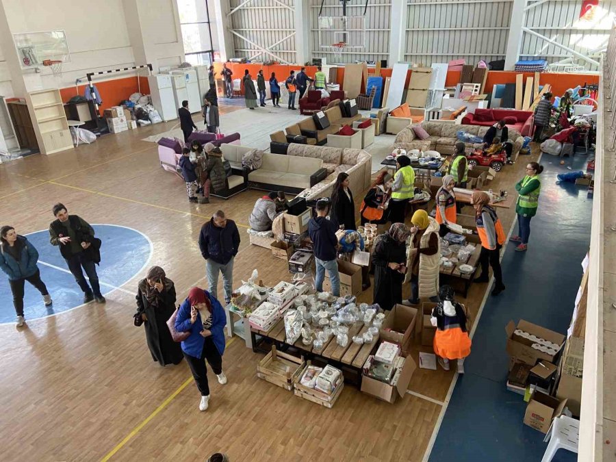 Farklı Ülkelerden Eğitim İçin Geldikleri Konya’da Depremzedeler İçin El Eleler