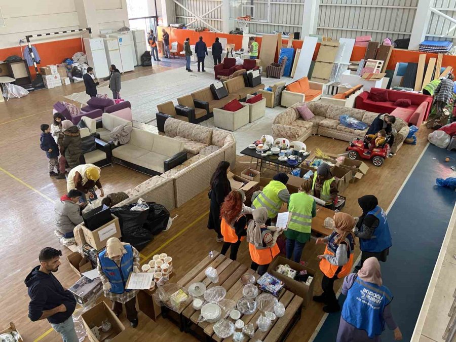 Farklı Ülkelerden Eğitim İçin Geldikleri Konya’da Depremzedeler İçin El Eleler