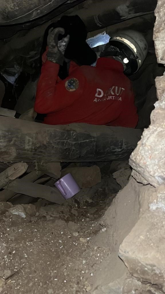 Depremin 17. Gününde 25 Hayvan Enkaz Altından Sağ Çıkarıldı