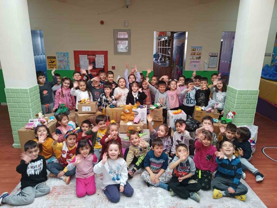 Karamanlı Çocuklar Depremzede Akranlarına Oyuncaklarını Gönderdi