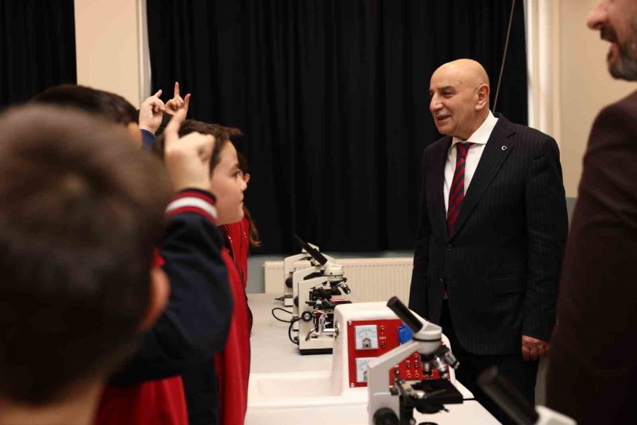 Keçiören Belediyesi’nden Kitap Ve Laboratuvar Ekipmanı Desteği