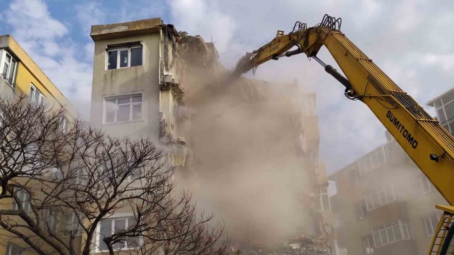 Küçükçekmece’de Mahkeme Süreci Biten Sitenin Yıkımına Başlandı