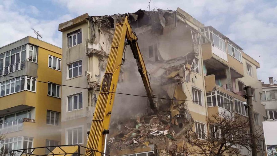 Küçükçekmece’de Mahkeme Süreci Biten Sitenin Yıkımına Başlandı