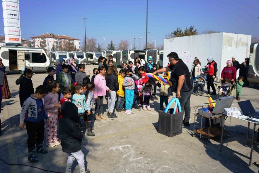 Çadırda Kalan Depremzede Çocuklara Moral