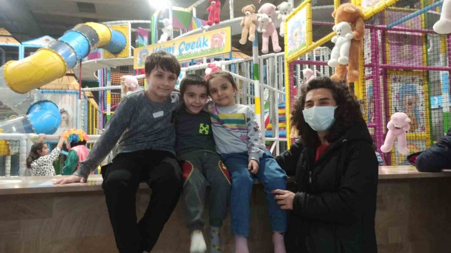 Depremzede Çocukların Yüzlerini Güldürmek İçin Çalıştılar