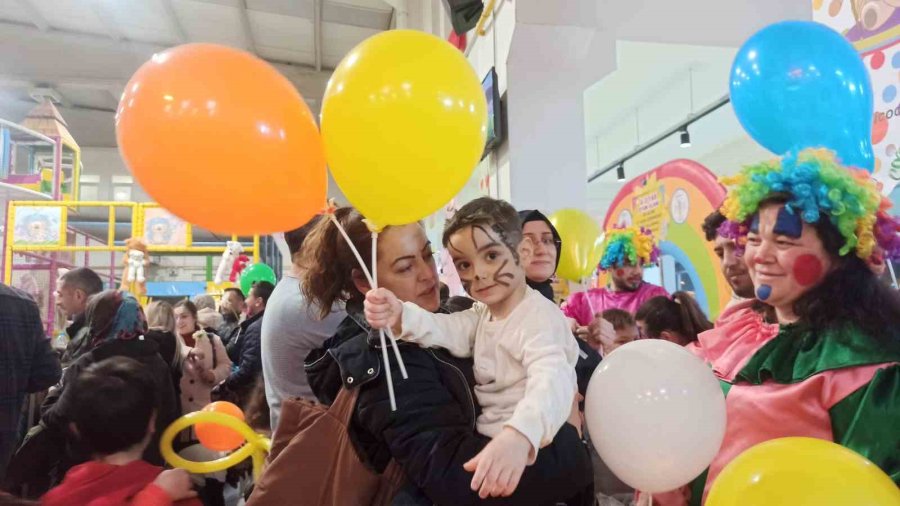 Depremzede Çocukların Yüzlerini Güldürmek İçin Çalıştılar