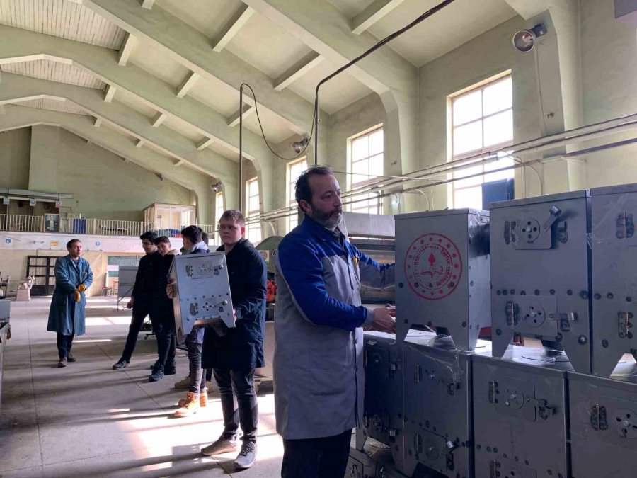 Depremzedeler İçin Emekli Öğretmeninden Öğrencisine Kadar Herkes Üretim Yapıyor