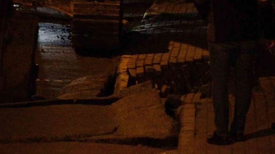 Pendik’te Yolda Çökme Oluştu, İki Apartman Tahliye Edildi