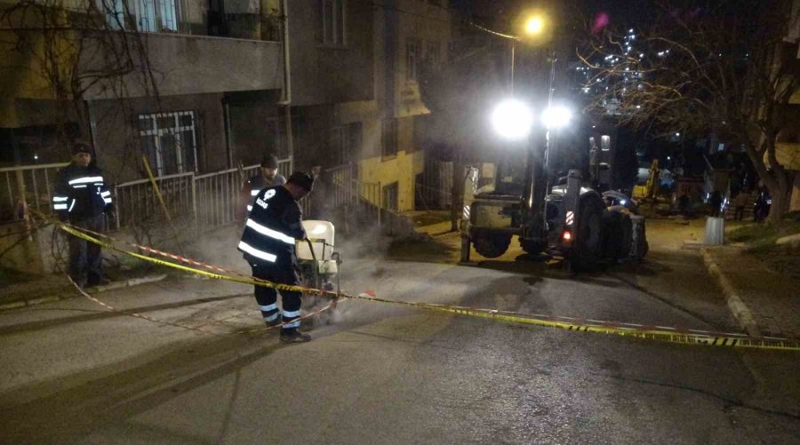 Pendik’te Yolda Çökme Oluştu, İki Apartman Tahliye Edildi