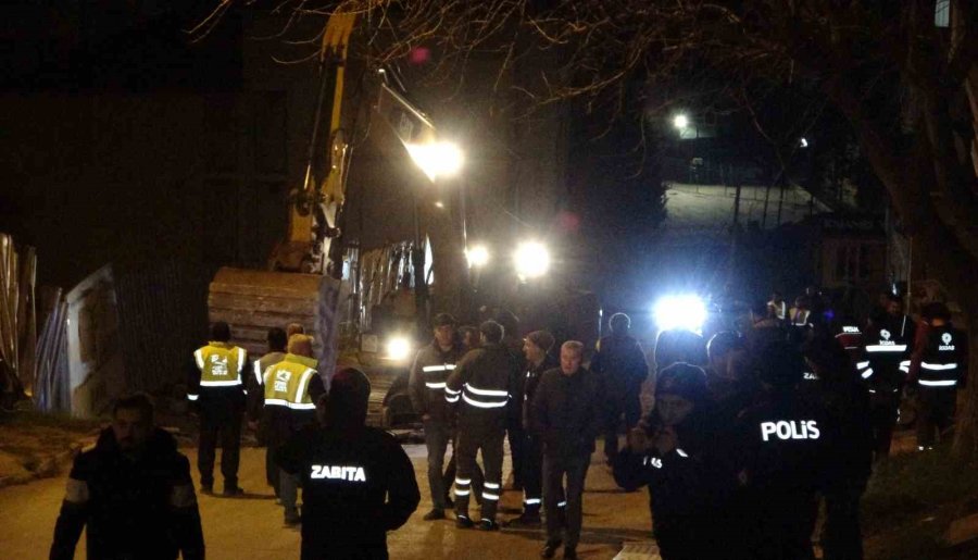 Pendik’te Yolda Çökme Oluştu, İki Apartman Tahliye Edildi