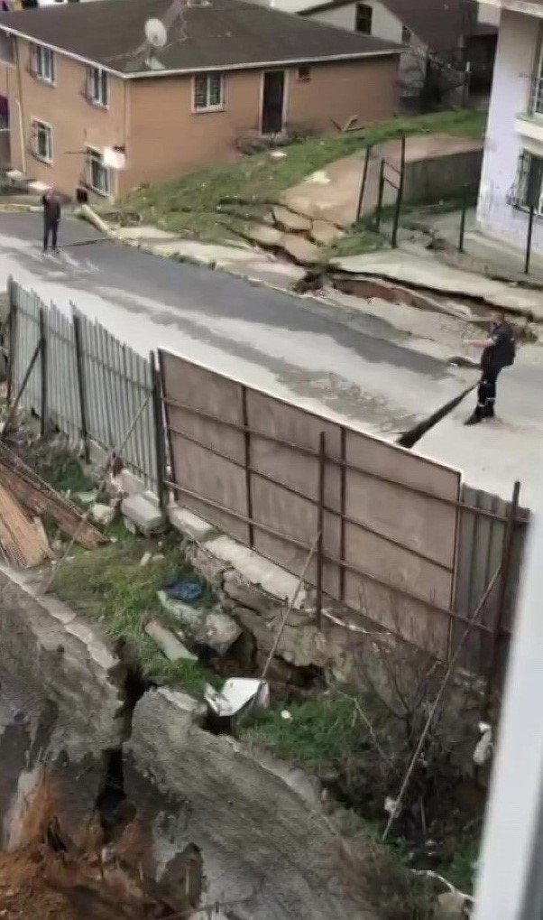 Pendik’te Yolda Çökme Oluştu, İki Apartman Tahliye Edildi