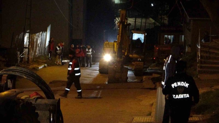 Pendik’te Yolda Çökme Oluştu, İki Apartman Tahliye Edildi