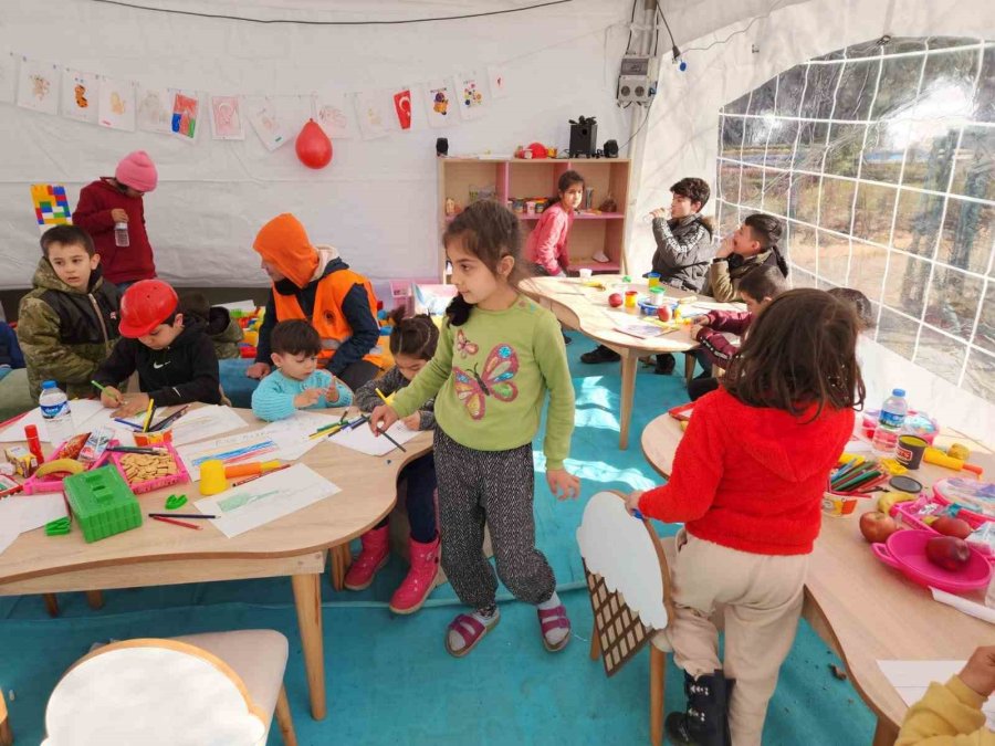 Samsun Büyükşehir Belediyesi Afet Bölgesinde “çocuk Oyun Evi” Kurdu