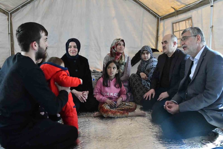 Vali Dağlı, Depremzedelere Sıcak Yemek Dağıttı