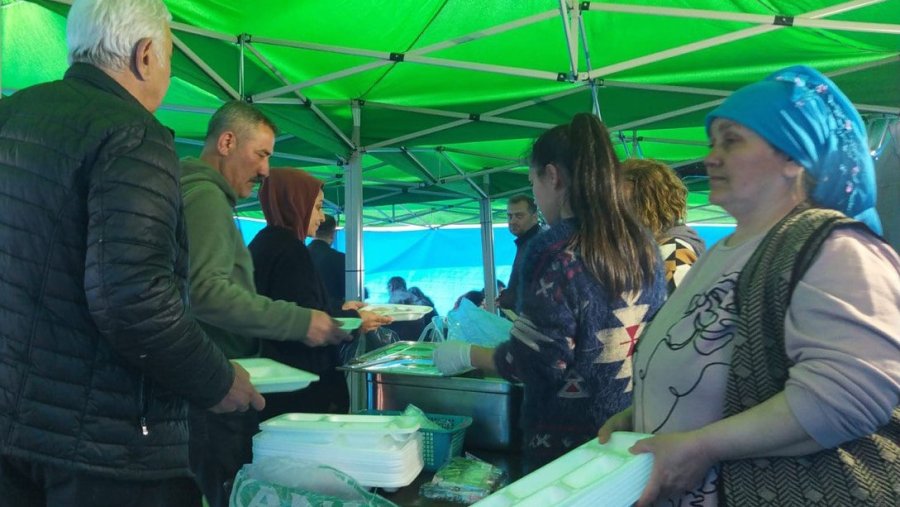 Tepebaşı’ndan İslahiye’de 5 Bin Kişilik Kahvaltı Ve Sıcak Yemek Servisi