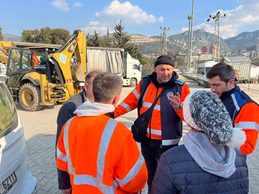 Büyükçekmece Belediyesi Depremin Yaralarını Sarmaya Devam Ediyor