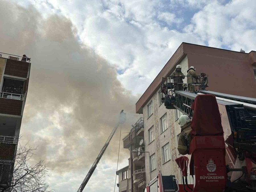 Üsküdar’da 5 Katlı Binada Çıkan Yangın 2 Binaya Daha Sirayet Etti