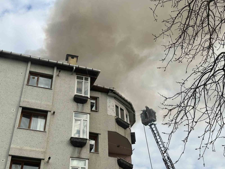 Üsküdar’da 5 Katlı Binada Çıkan Yangın 2 Binaya Daha Sirayet Etti
