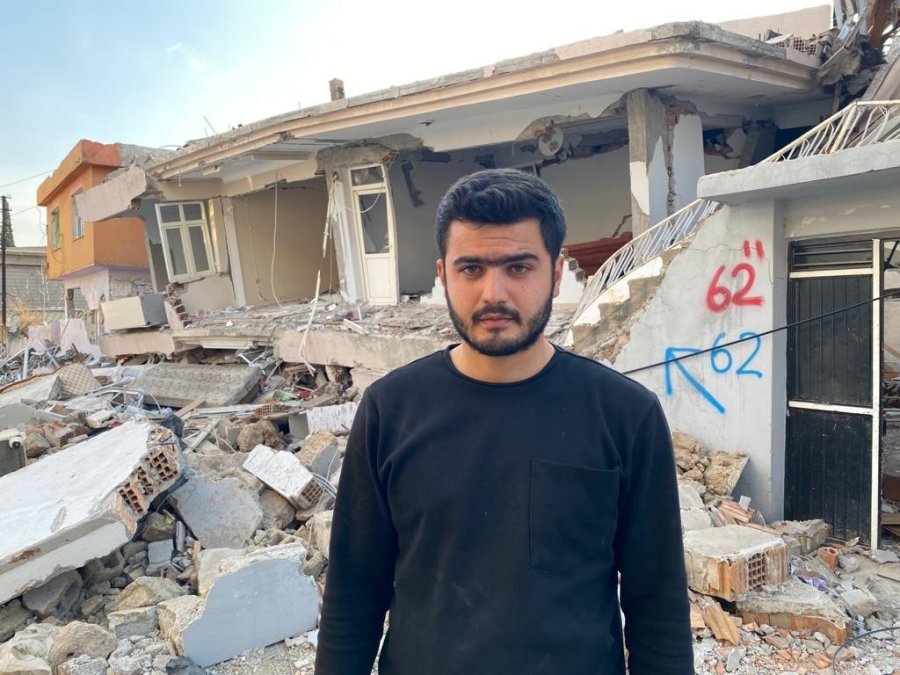 Kendi Evinden Sağ Çıktı, Ailesini Kurtarmak İçin Girdiği Evin Enkazında Kaldı