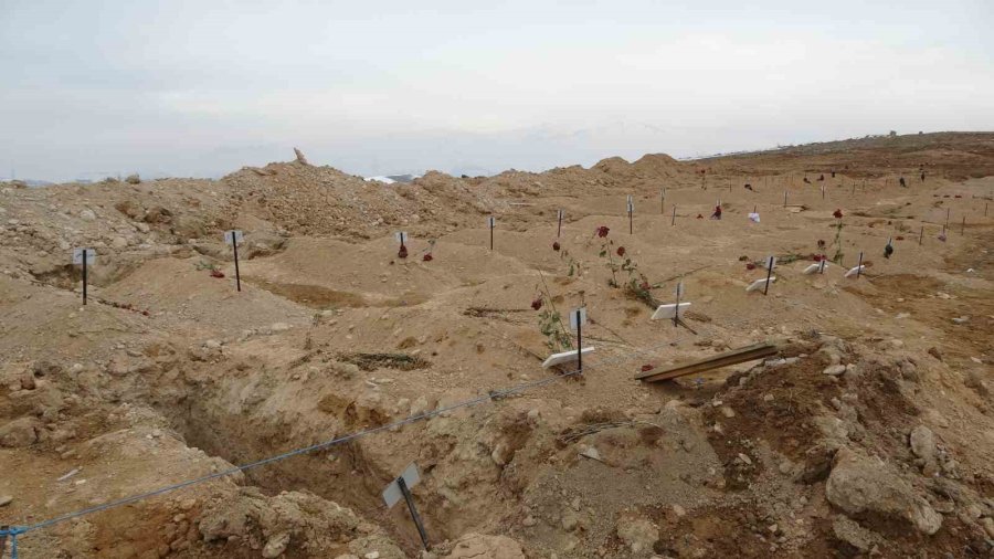 Depremde Kayan İki Dağın Altında Kalan 48 Kişi Hayatını Kaybetti