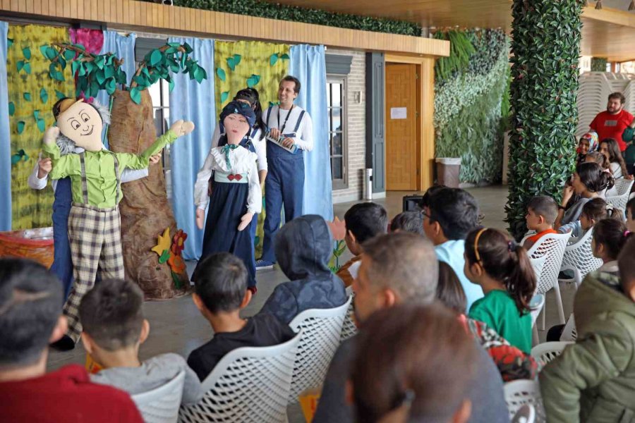 Alanya’da Depremzede Çocuklara Tiyatro Morali