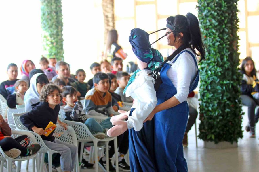 Alanya’da Depremzede Çocuklara Tiyatro Morali