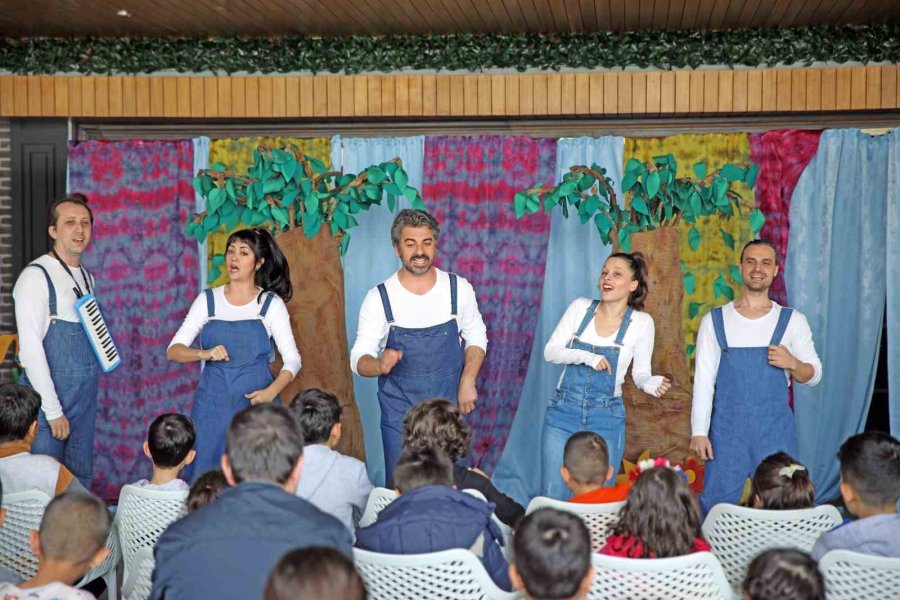 Alanya’da Depremzede Çocuklara Tiyatro Morali