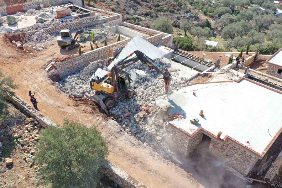 Kaş’ta 7 Kaçak Yapı Yıkıldı