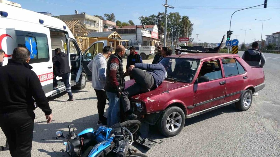 Kazada Otomobil Üzerine Düşen Yaralının Hali Görenleri Hayrete Düşürdü