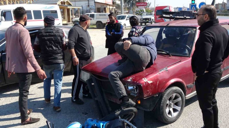 Kazada Otomobil Üzerine Düşen Yaralının Hali Görenleri Hayrete Düşürdü