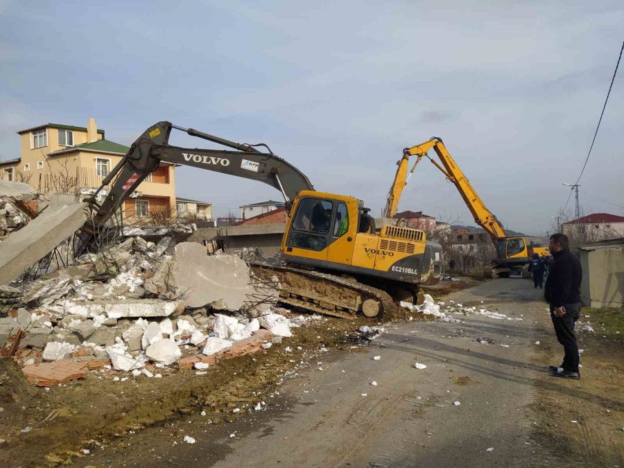 Büyükçekmece’de Kaçak Yapılar Yıkıldı