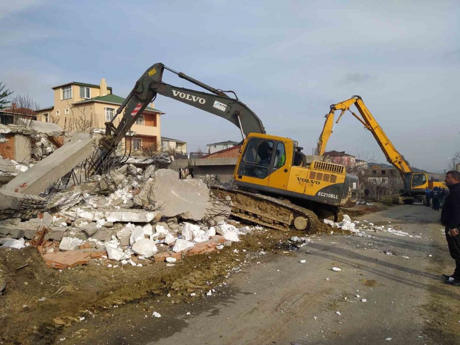 Büyükçekmece’de Kaçak Yapılar Yıkıldı