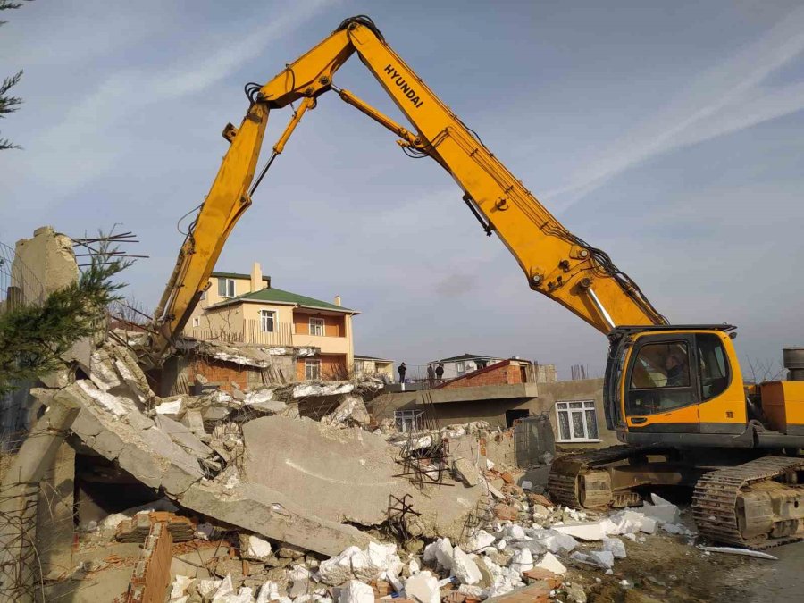 Büyükçekmece’de Kaçak Yapılar Yıkıldı