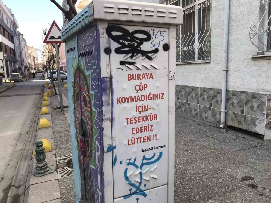 Uyarı Yazısı Bile Kaldırıma Çöp Atılmasına Engel Olamadı