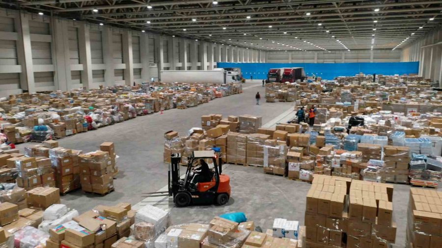 Lojistik Aktarma Merkezi Deprem Bölgesine Giden Binlerce Ürünü Kategorize Ediyor